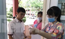 TPHCM: Có thanh tra sử dụng điện thoại, thí sinh sốt nhẹ, sập trần la phong