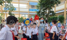 TPHCM: Học sinh lớp 1 nức nở, không chịu xa mẹ trong ngày Khai giảng