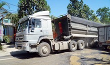 Xe tải 'băm nát' đường trên tuyến Tản Lĩnh - Yên Bài
