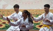 Bác sĩ quân y tương lai nhảy flashmob, biểu diễn karatedo