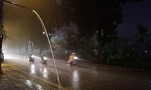Mưa to, gió lớn sầm sập ở Hà Nội chiều 30 Tết