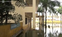 Trường học Hà Nội mênh mông nước, học sinh nghỉ dài hạn