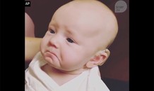 Bé gái khiếm thính rớm lệ khi lần đầu nghe tiếng mẹ