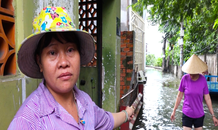 Nước chảy cuồn cuộn trong hẻm ở Sài Gòn như vùng lũ