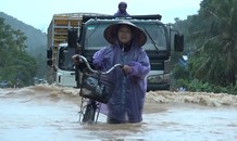 Quốc lộ 6 Hòa Bình ngập sâu, ôtô chết máy hàng loạt
