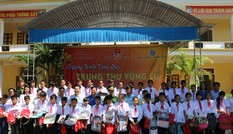 Tỉnh đoàn Nghệ An và báo Tiền Phong trao quà hỗ trợ học sinh Chôm Lôm