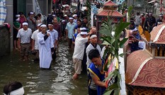 Đẩy xe tang giữa mênh mang lũ đưa người thân về cõi vĩnh hằng