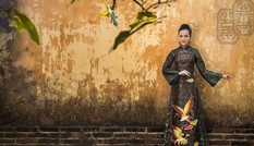 Hoa khôi Huỳnh Thúy Vi dịu dàng trong tà áo dài mang nét cung đình xưa
