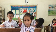 Nghị lực sống của cô bé 'chim cánh cụt', làm mọi việc bằng chân Nghị lực sống của cô bé 'chim cánh cụt', làm mọi việc bằng chân