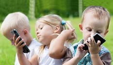 Cho trẻ chơi điện thoại- nguy cơ bệnh tật suốt đời