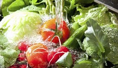 Ngâm rau quả vào nước muối sẽ 'sạch' được thuốc trừ sâu?