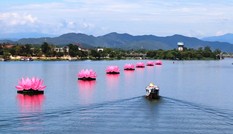 Muôn sắc màu bình an mùa Phật đản xứ Huế