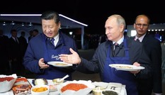 Hai ông Putin – Tập Cận Bình làm bánh, ăn trứng muối, uống vodka