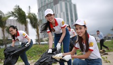 Thí sinh Hoa khôi SV Việt Nam dọn rác bờ biển Đà Nẵng sau ngập lụt Thí sinh Hoa khôi SV Việt Nam dọn rác bờ biển Đà Nẵng sau ngập lụt
