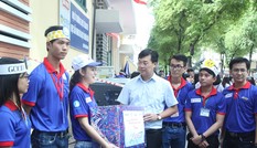 Bí thư thứ nhất T.Ư Đoàn thăm, tặng quà đội hình tiếp sức mùa thi