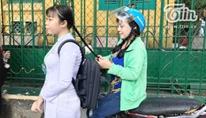 Hình ảnh ấn tượng mẹ tết tóc cho con gái trước lễ bế giảng Hình ảnh ấn tượng mẹ tết tóc cho con gái trước lễ bế giảng