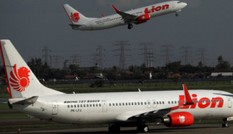 Hành khách náo loạn nhảy ra khỏi máy bay Indonesia vì tưởng có bom