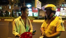 Clip:Người vi phạm nói mình 'không biết chữ' để xin xỏ CSGT và cái kết