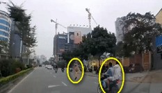 Xe máy rồ ga bỏ chạy khi gặp CSGT trên phố