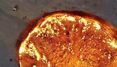 Cận cảnh cổng địa ngục cháy suốt hơn 40 năm qua