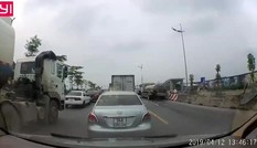 Không nhường đường, xe bán tải bị xe bồn chở xăng kéo lê