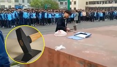 Học sinh Trung Quốc bị phạt tự lấy búa đập điện thoại vì xài trong lớp