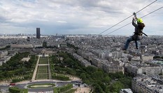 Video: Thử cảm giác mạnh đu người từ trên tháp Eiffel lao nhanh xuống