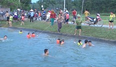 'Biến' kênh thuỷ lợi thành bể bơi cho trẻ ở Nghệ An
