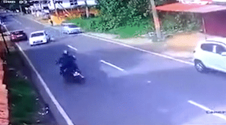 Tài xế vượt ẩu, húc văng người đi xe máy lên nóc ôtô