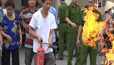 Cảnh sát PCCC hướng dẫn dập tắt bình gas cháy