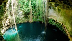 Bơi lội trong giếng thiêng của người Maya cổ đại