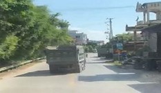 Xe tải liên tục 'nhảy múa' khắp đường ở Hưng Yên
