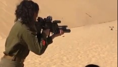 Nữ quân nhân Israel nhả đạn đầy uy lực trên sa mạc