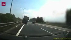 Mất lái, xe tải tông xe cùng chiều rồi lao vào giải phân cách