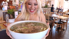 Cô gái một mình ăn hết tô phở khổng lồ trong hơn 20 phút