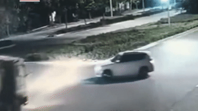 Xe bồn lật nghiêng, đè thảm khốc ôtô con đang sang đường