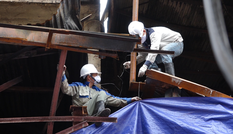 Căng bạt che phủ kho cháy ở Rạng Đông