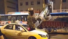 Kinh hoàng máy khoan nặng 3 tấn rơi thẳng vào xe taxi