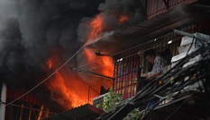 Nhà tập thể bốc cháy