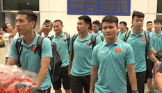 Tuyển Việt Nam về đến TP.HCM trong sự chào đón của các CĐV