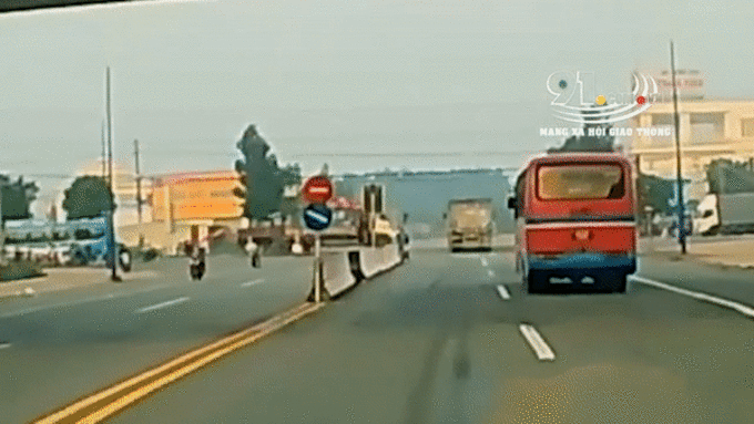 Khoảng khắc xe tải cẩu và xe ben tông nhau giữa ngã tư