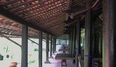 Nhà cổ trăm cột bằng gỗ quý