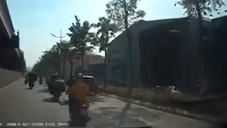 Ôtô bất ngờ mở cửa giữa đường khiến loạt xe máy ngã bổ chửng