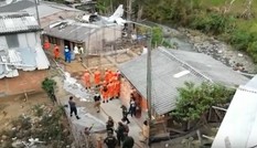 Máy bay đâm xuống nhà dân, 7 người thiệt mạng
