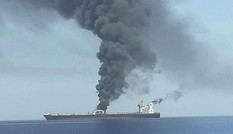 Tàu chở dầu Iran trúng 2 tên lửa