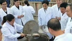 Nhóm bác sĩ Đông y bí mật chế ‘nước uống trường sinh’, giúp sống thọ 120 tuổi