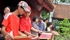 Sĩ tử đổ về Văn Miếu cầu may