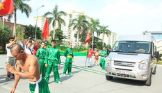 Rợn người với màn khí công đóng đinh vào người kéo xe ô tô