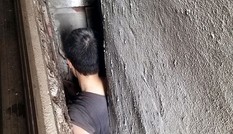 Giải cứu người đàn ông mắc kẹt trong khe tường nhà cao tầng