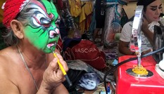 Phía sau 'mặt nạ' tuồng cổ